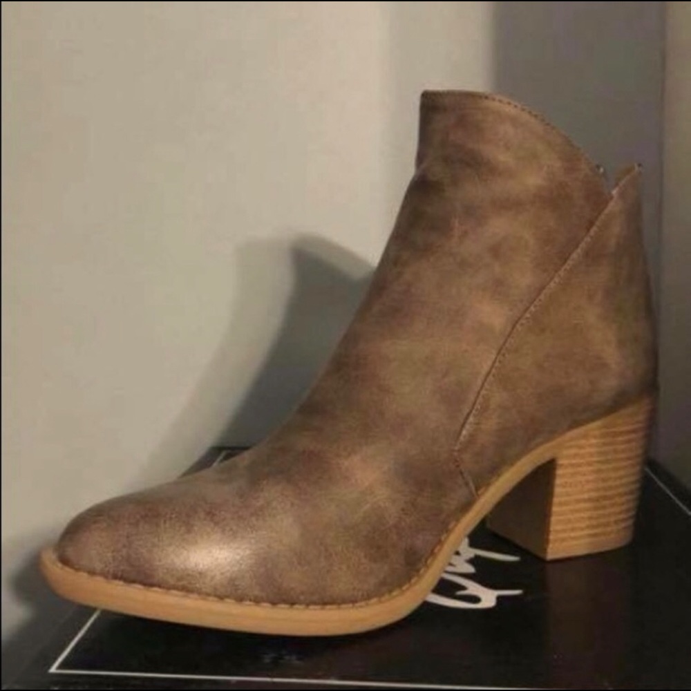 Sweet Southern Belle Booties 
Taupe/Brown